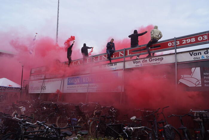 Veel supporters bij voetbalderby