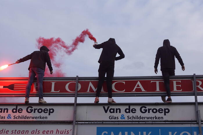 Veel supporters bij voetbalderby