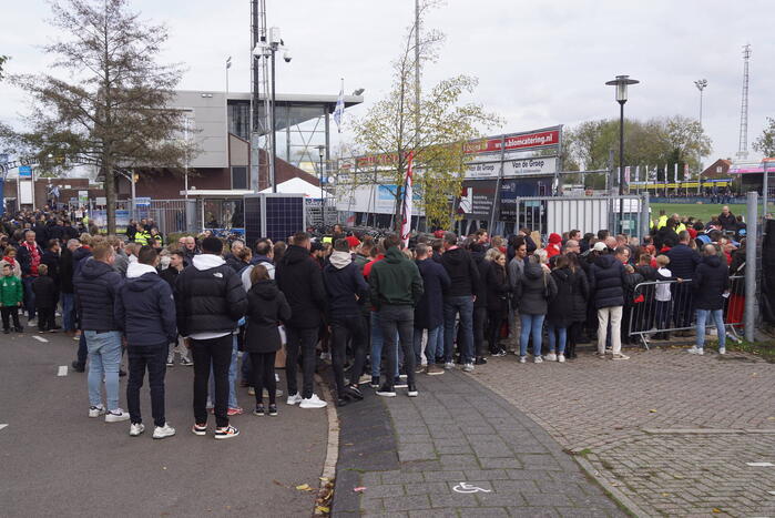 Veel supporters bij voetbalderby