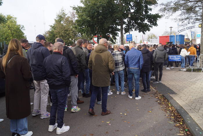 Veel supporters bij voetbalderby
