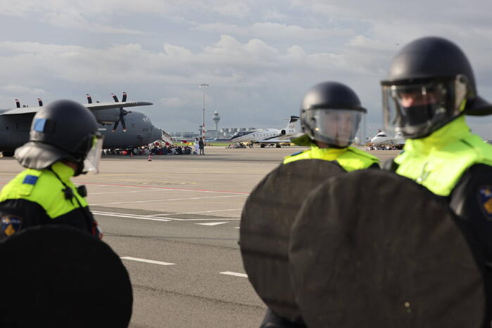 Ruim honderd klimaatactivisten gearresteerd