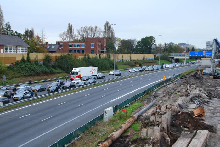 Flinke file na storing Schipholbrug