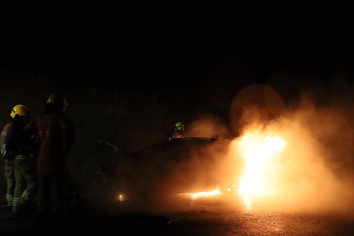 Personenauto vliegt in brand tijdens rijden