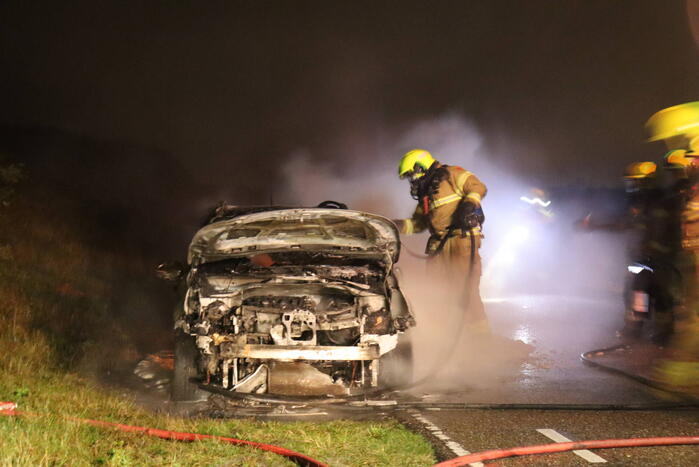 Personenauto vliegt in brand tijdens rijden