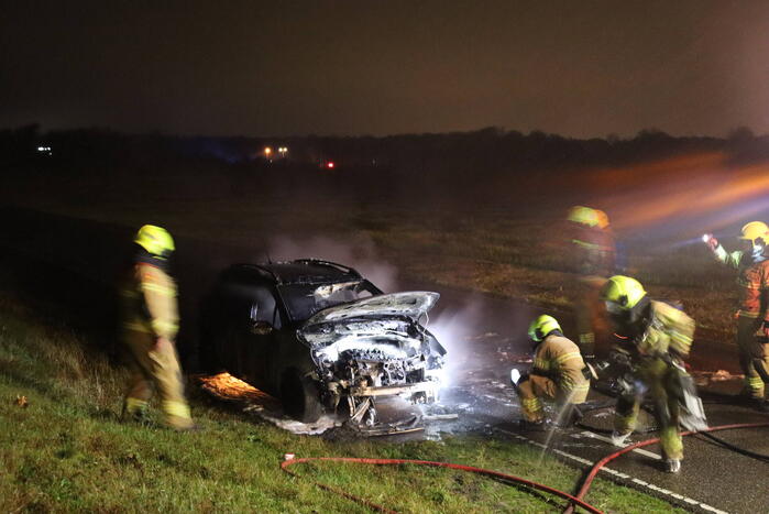 Personenauto vliegt in brand tijdens rijden