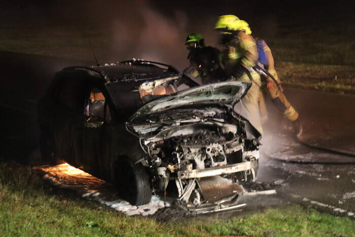 Personenauto vliegt in brand tijdens rijden
