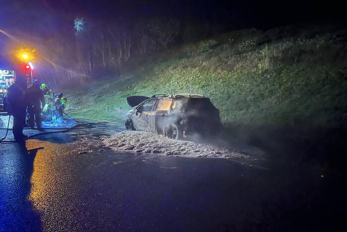 Personenauto vliegt in brand tijdens rijden