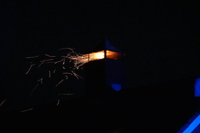 Brandweer blust brand in schoorsteen