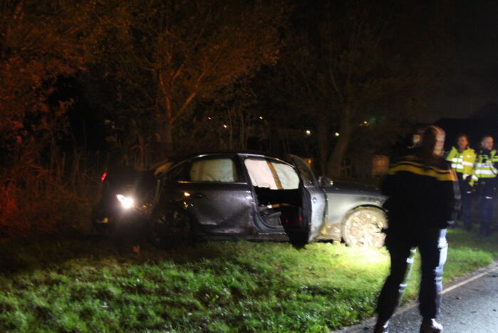 Gewonde en zware beschadiging na rammen boom