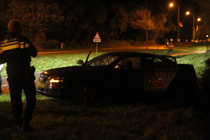 Gewonde en zware beschadiging na rammen boom