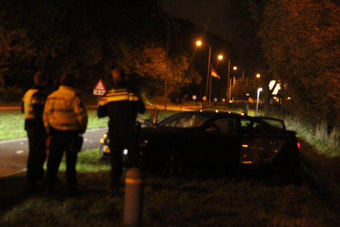 Gewonde en zware beschadiging na rammen boom