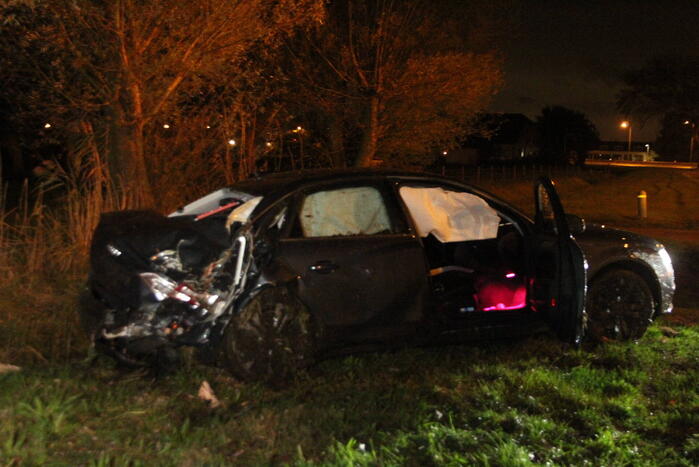 Gewonde en zware beschadiging na rammen boom