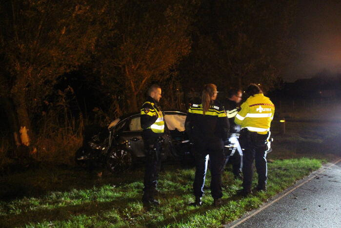 Gewonde en zware beschadiging na rammen boom