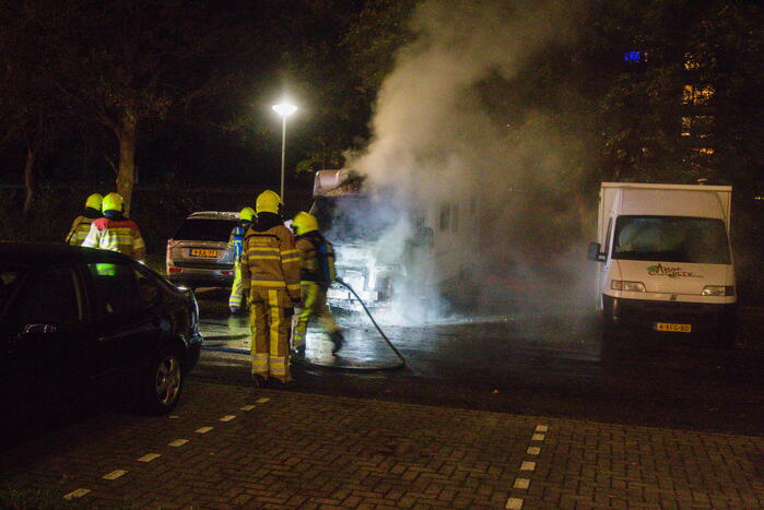 Brand verwoest geparkeerde camper