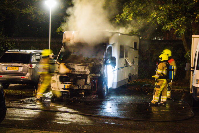 Brand verwoest geparkeerde camper