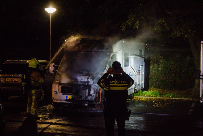 Brand verwoest geparkeerde camper