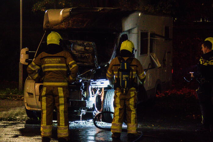 Brand verwoest geparkeerde camper