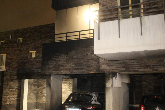 Diverse woningen ontruimd na autobrand