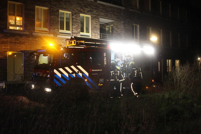 Diverse woningen ontruimd na autobrand