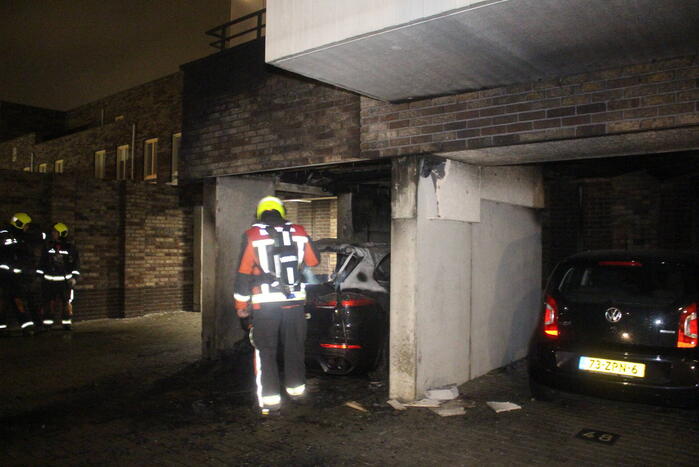 Diverse woningen ontruimd na autobrand