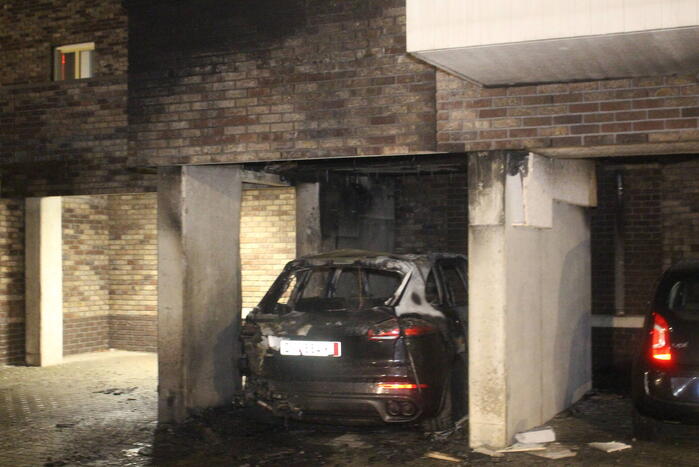 Diverse woningen ontruimd na autobrand