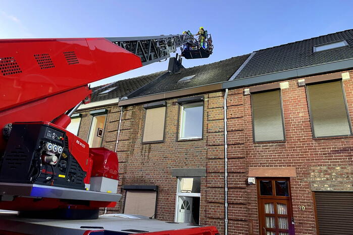 Schoorsteenbrand slaat over naar dak