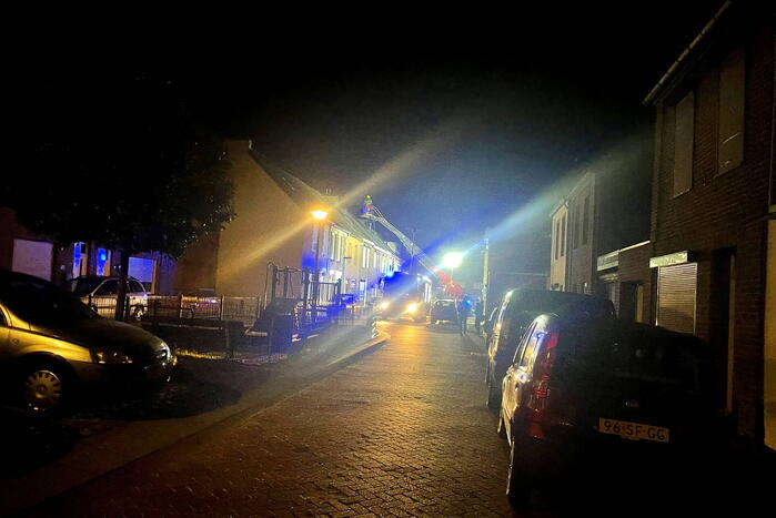 Schoorsteenbrand slaat over naar dak