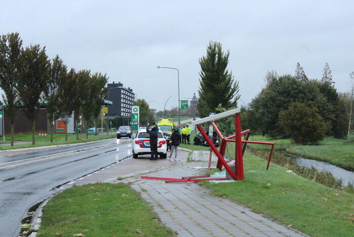 Automobilist ramt bushokje en boom