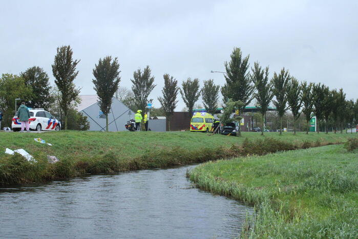 Automobilist ramt bushokje en boom
