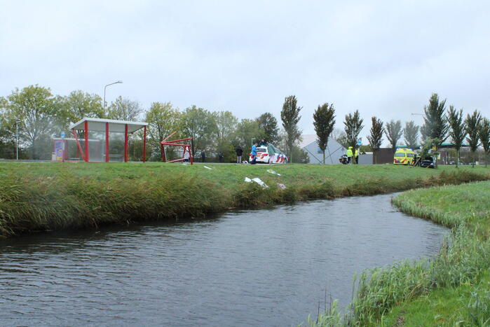 Automobilist ramt bushokje en boom