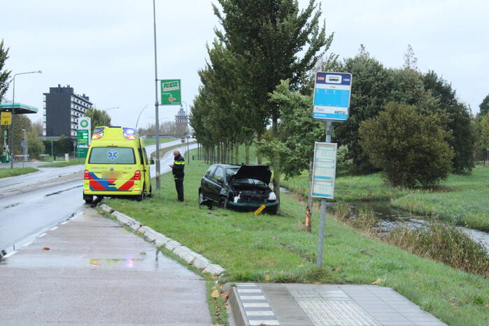 Automobilist ramt bushokje en boom