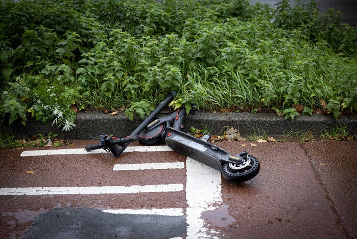 Jongen gewond bij botsing met elektrische step tegen auto