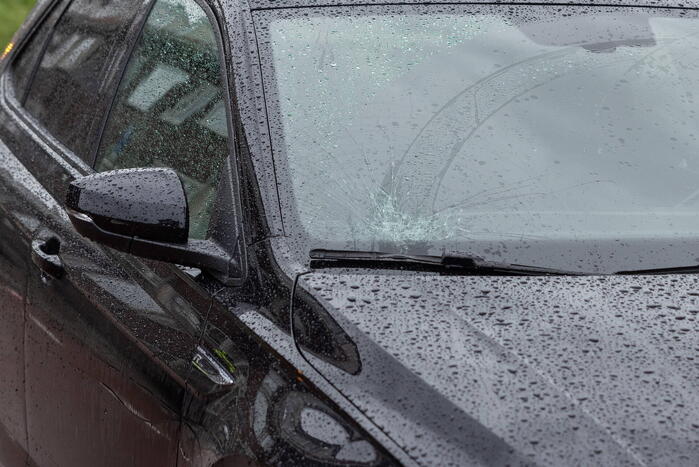 Jongen gewond bij botsing met elektrische step tegen auto