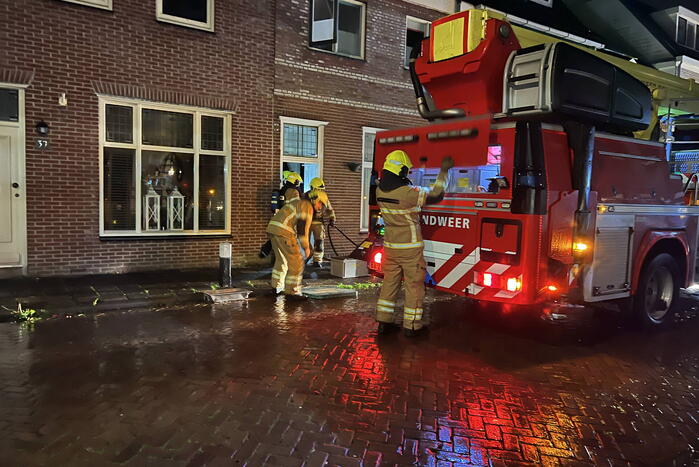 Hevige brand in schoorsteen van woning