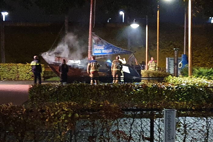 Houten boot zwaar beschadigd door brand