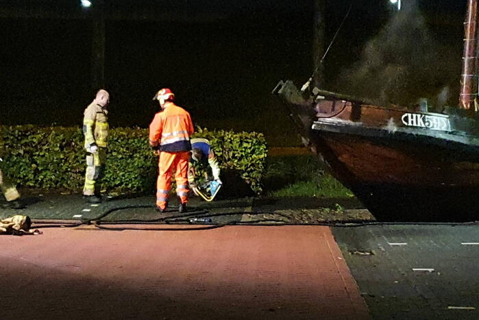Houten boot zwaar beschadigd door brand