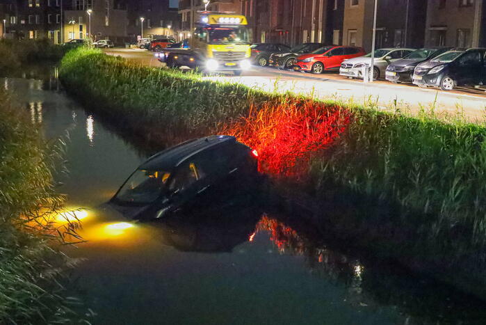 Handrem vergeten; auto rolt het water in