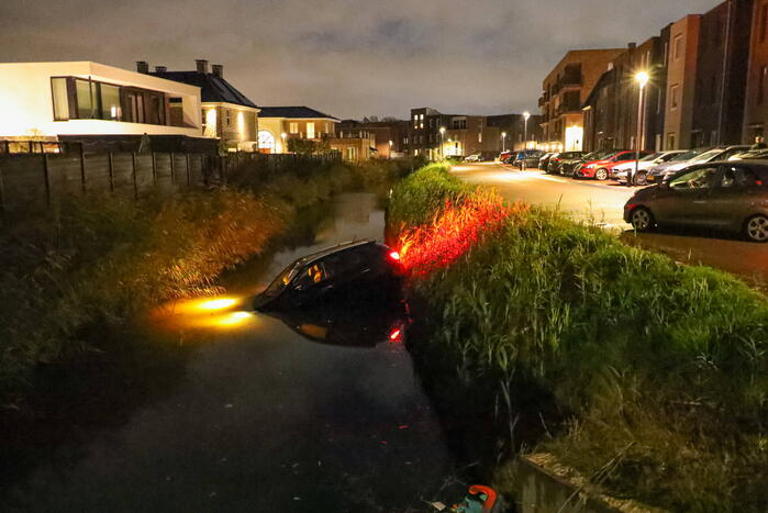 Handrem vergeten; auto rolt het water in