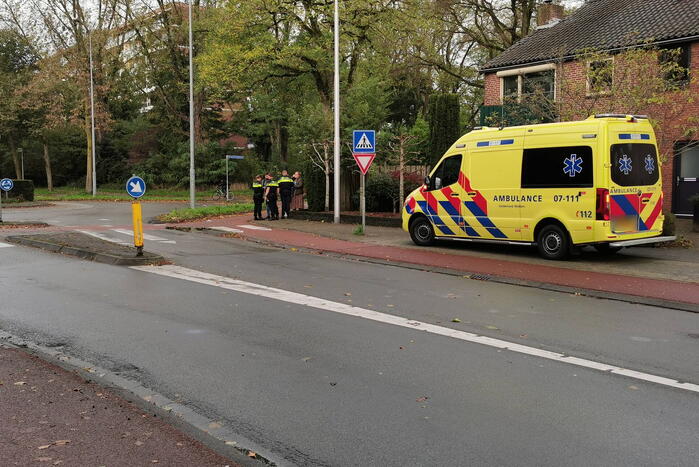 Automobilist rijdt fietser aan op rotonde