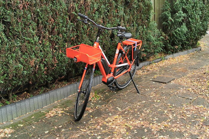 Automobilist rijdt fietser aan op rotonde