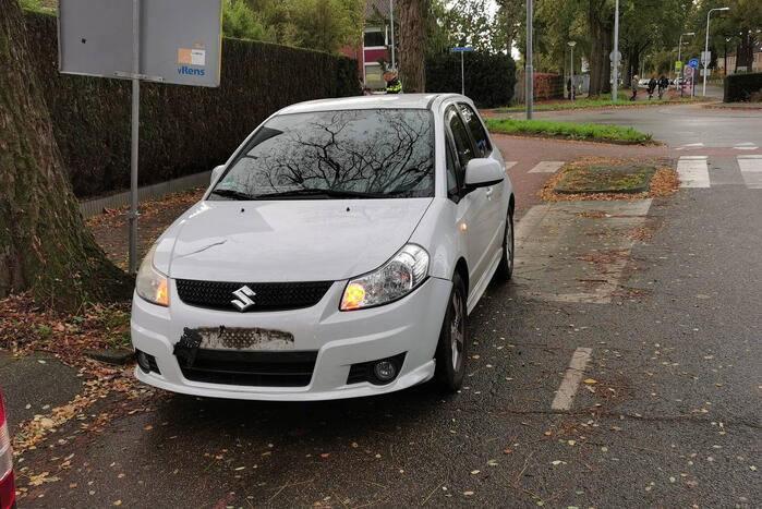 Automobilist rijdt fietser aan op rotonde