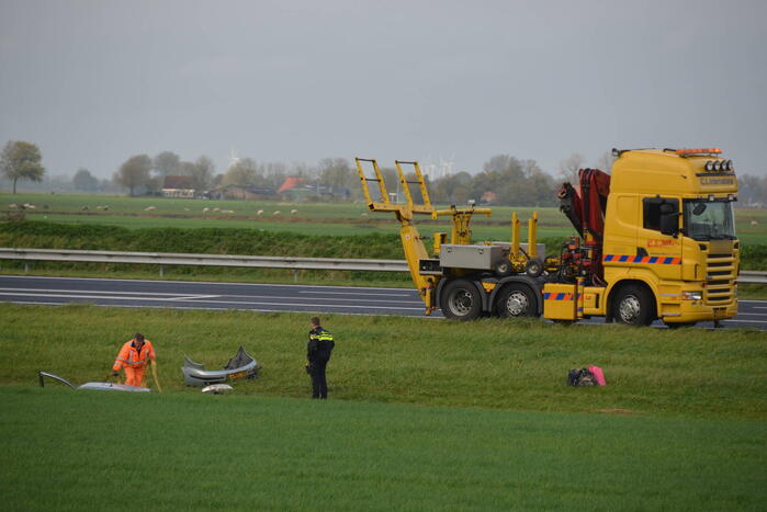 Automobilist vliegt van de snelweg belandt is sloot