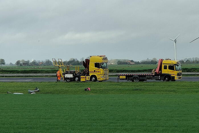 Automobilist vliegt van de snelweg belandt is sloot