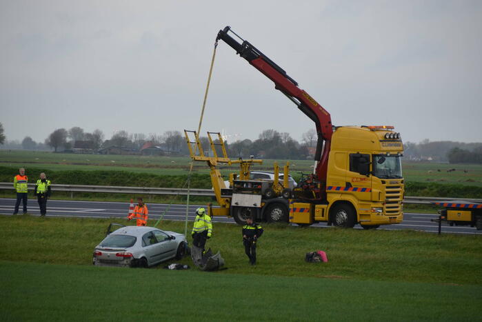 Automobilist vliegt van de snelweg belandt is sloot