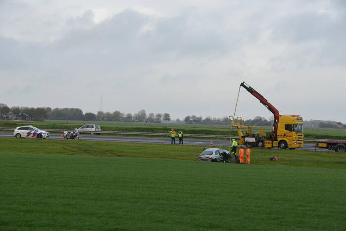 Automobilist vliegt van de snelweg belandt is sloot