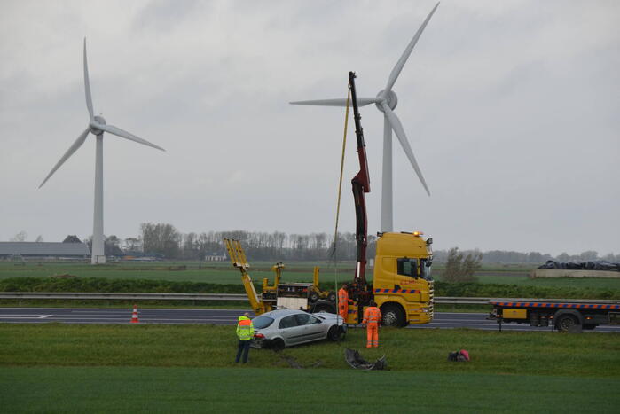 Automobilist vliegt van de snelweg belandt is sloot