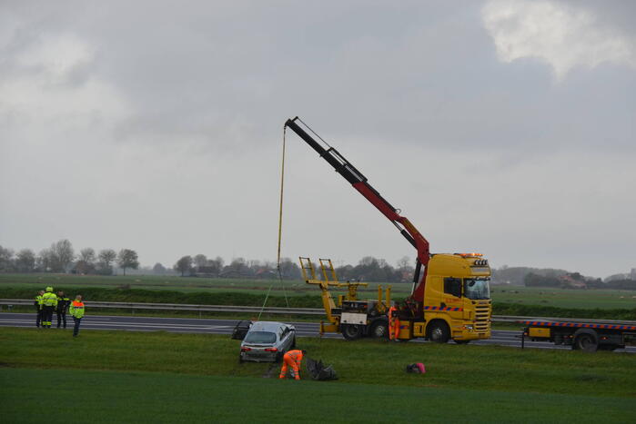Automobilist vliegt van de snelweg belandt is sloot
