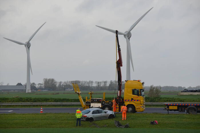 Automobilist vliegt van de snelweg belandt is sloot