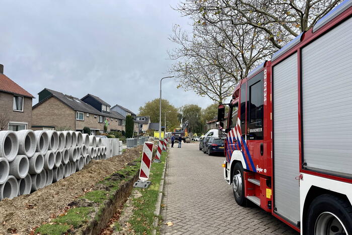 Graafmachines trekt gasleiding stuk