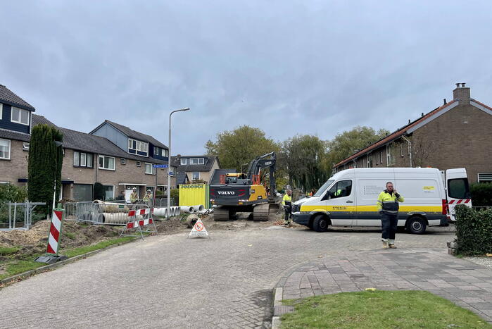 Graafmachines trekt gasleiding stuk